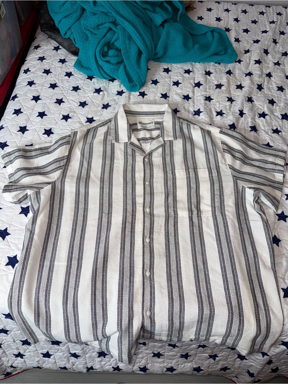 No Boundaries Men's Short-Sleeve Striped Button-Down Shirt - White & Gray
